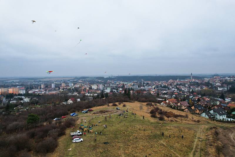 U Menhirů v Kutné Hoře uskutečnila drakiáda.