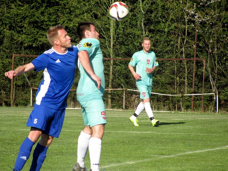 Fotbalová III. třída: TJ Zbýšov - TJ Sokol Červené Janovice 3:2 (2:0).