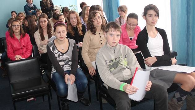 Soutěžní přehlídka dětských recitátorů v Tylově divadle v Kutné Hoře 6. března 2014