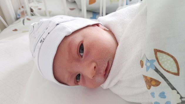 Tobias Láznička  se narodil 26. srpna 2021 v 11.11 hodin v čáslavské porodnici. Vážil 2480 gramů a měřil 48 centimetrů . Domů do Vrdů si ho odvezli maminka Zuzana, tatínek Jakub a sourozenci Lukáš (12), Matěj (7) a Mia (2).