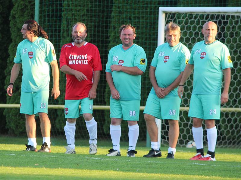 Z fotbalové exhibice starých gard v Paběnicích u příležitosti padesátých narozenin Jiřího Vlacha a Josefa Víty.