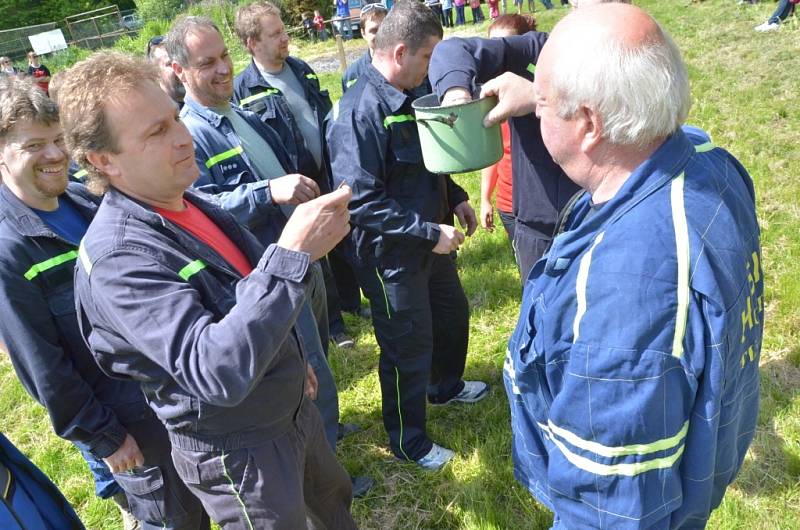 Na soutěži v požárním sportu v Roztěži uspěly Vidice