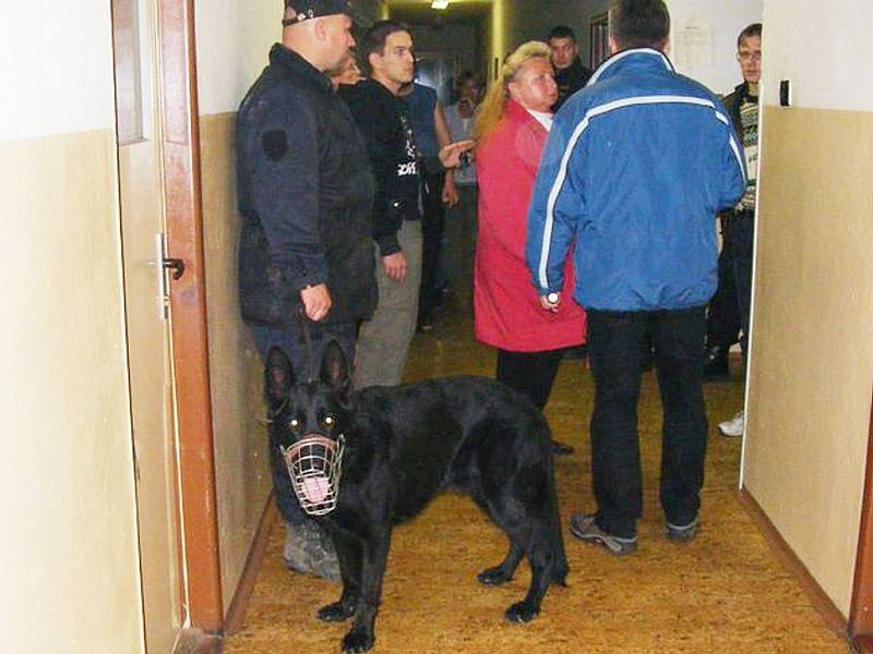 Policejní kontrola na ubytovně TJ Stadion v Kutné Hoře.