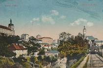 Retro pohlednice s železniční tratí údolím Vrchlice podtrhující monumenty Kutné Hory.