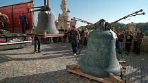 Návrat zrestaurovaných svatobarborských zvonů do věže bývalé jezuitské koleje v Kutné Hoře 7. října 2022