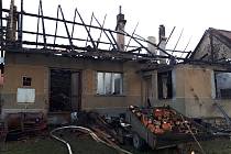 Následky nočního požáru domu v Pavlovicích.
