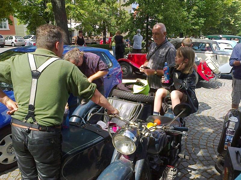 Spanilá jízda veteránů měla rekordní počet účastníků.