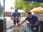 Z extrémního pivního půlmaratonu 'Zábořský sudmaraton' v Záboří nad Labem.