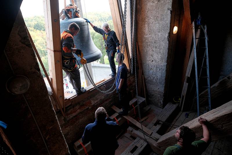 Návrat zrestaurovaných svatobarborských zvonů do věže bývalé jezuitské koleje v Kutné Hoře 7. října 2022