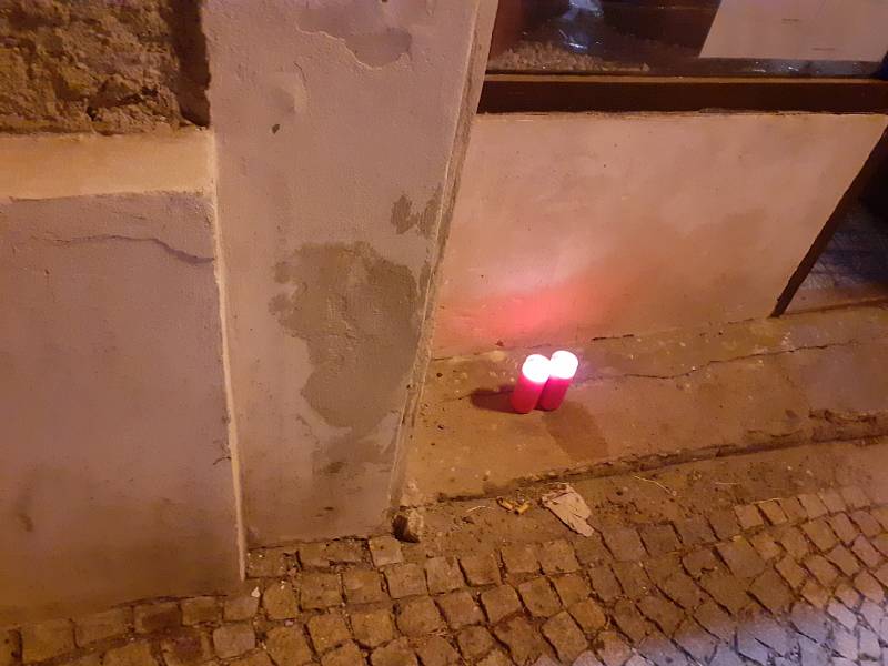 K těžkému ublížení na zdraví s následkem smrti došlo v Bakalářské pivnici v Husově ulici v Kutné Hoře. Tragickou událost připomínají hořící svíčky.