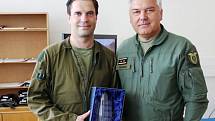 Kapitánu Ivu Kardošovi přijel na záložní letiště v Pardubicích osobně poblahopřát velitel Vzdušných sil AČR genmjr. Jaromír Šebesta