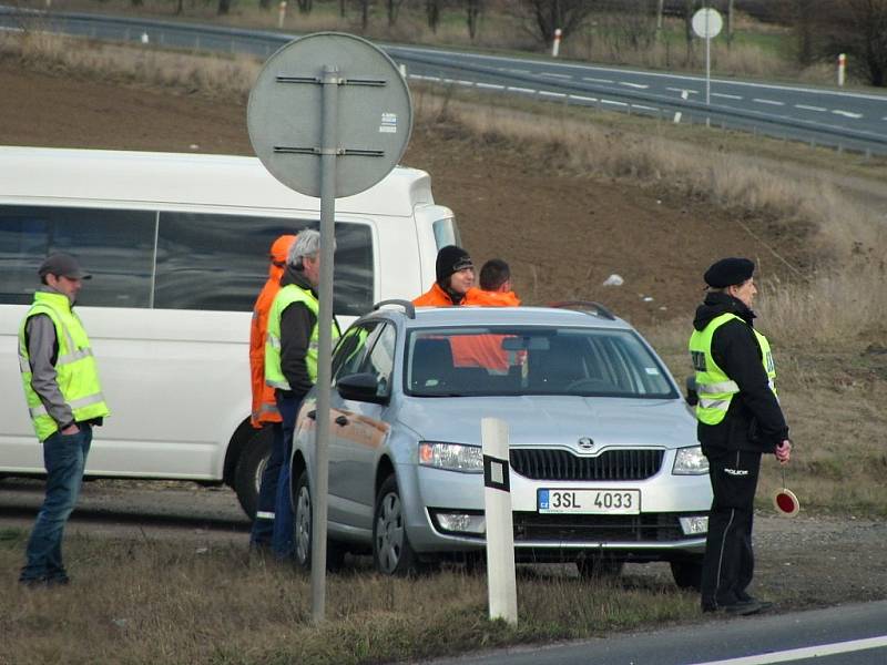 Dopravní nehoda na čáslavském obchvatu v lokalitě Kalabousek. Nákladní vozidlo převážející obrněný transportér se střetlo s osobním automobilem.