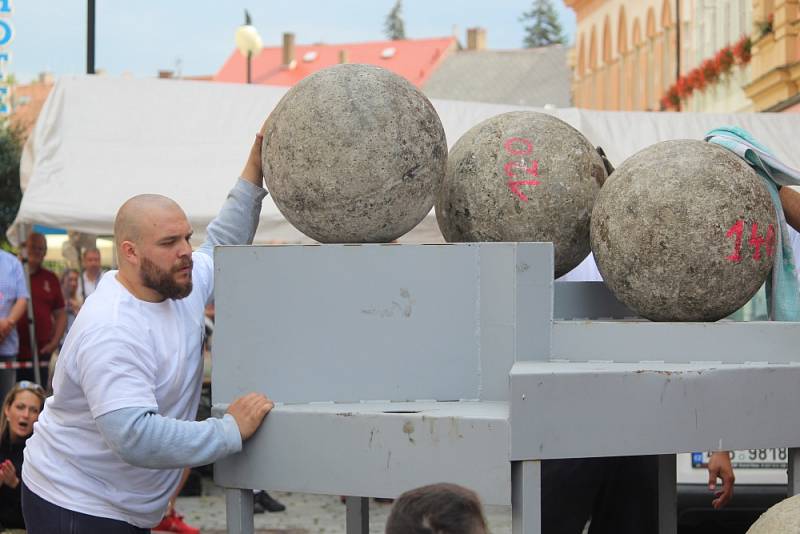 Strongmani změřili své síly v Šultysově ulici.