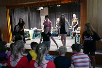 Žáci sedmé třídy Základní školy Jana Palacha v Kutné Hoře odehráli muzikál o covidu.