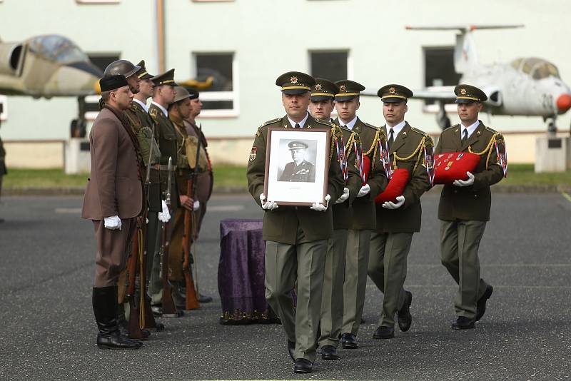 Z pietního ceremoniálu k převozu ostatků někdejšího velitele československé rozvědky Františka Moravce do rodné Čáslavi a jejich uložení v kolumbáriu na místním hřbitově.