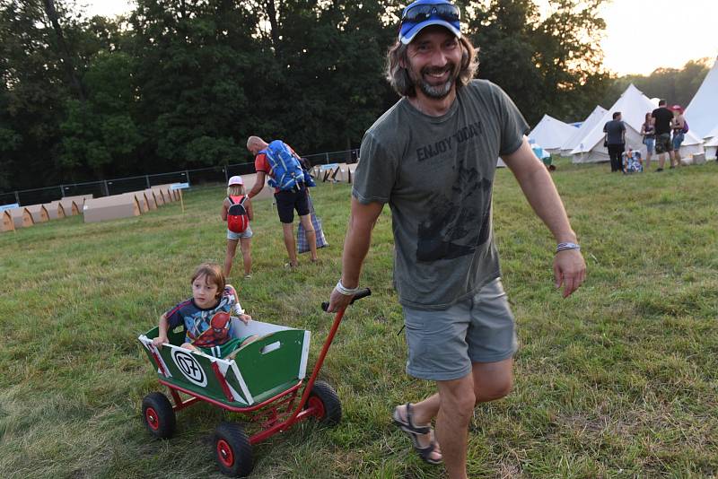 Předvečer 7. ročníku bejbypankového festivalu Kefír.