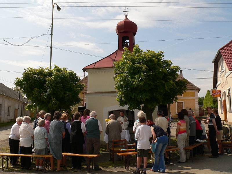 Májová bohoslužba na návsi v Souňově.