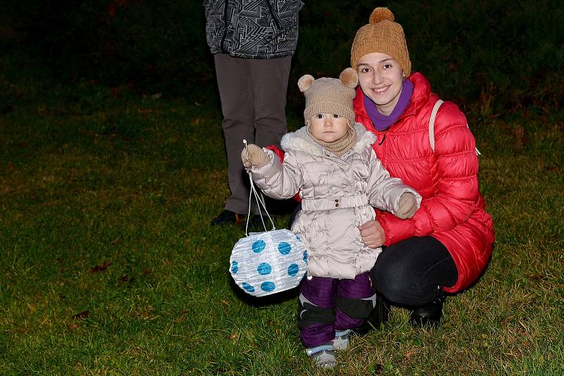 Ze Svatomartinského lampionového průvodu v Ratajích nad Sázavou.