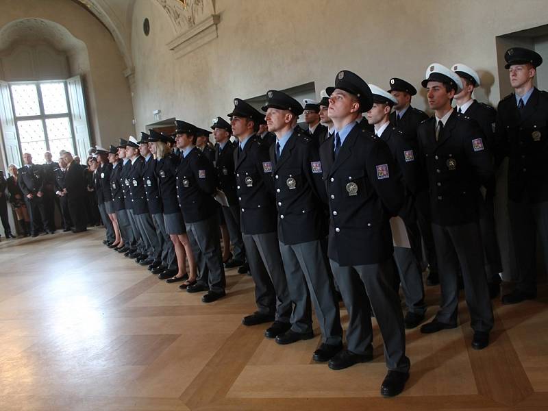 Policisté slavnostně složili služební slib v refektáři GASKu 21. února 2014. 