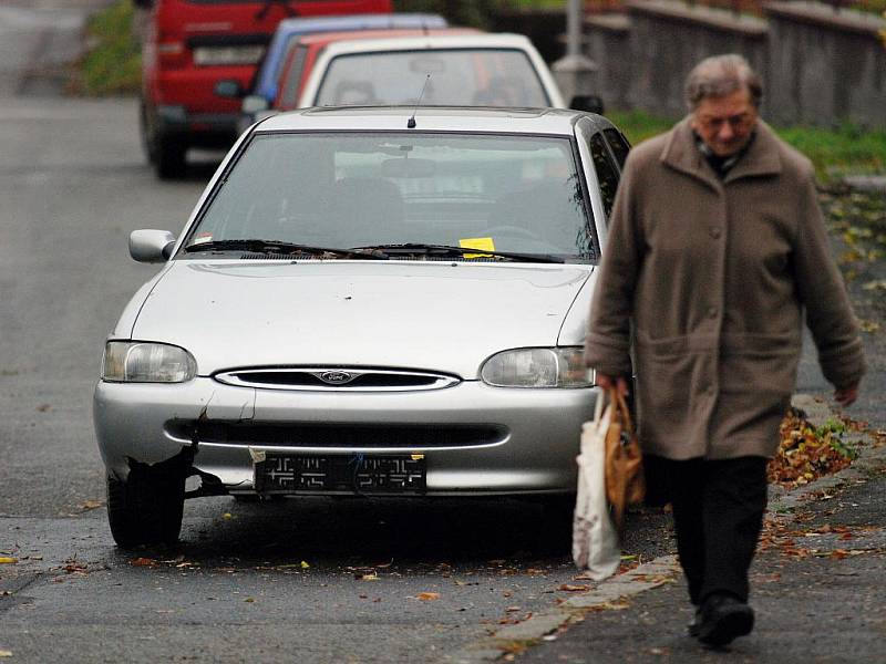 Vrak automobilu v Sochorově ulici.