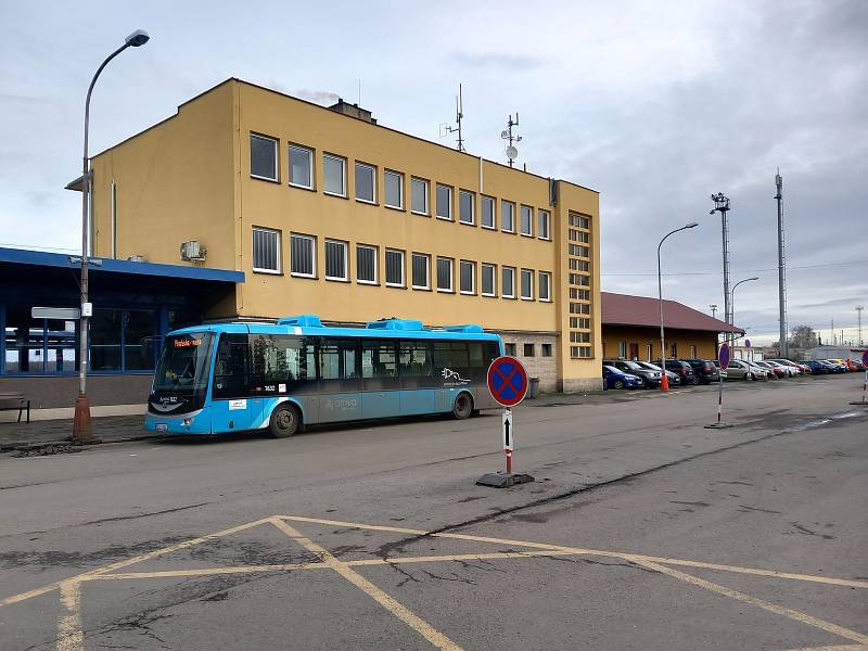 Autobusová zastávka u hlavního vlakového nádraží v Kutné Hoře.