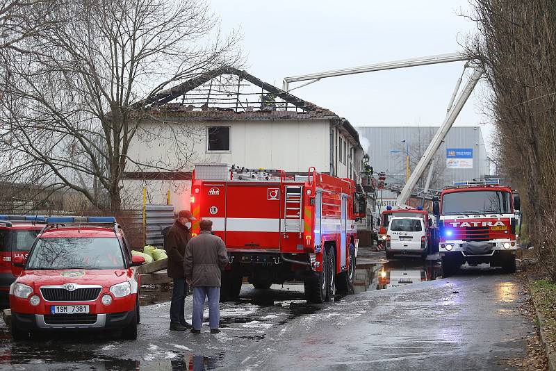 Hasiči dohašují požár ubytovny v Kutné Hoře dopoledne v sobotu 2. ledna 2021. Na místě byl přítomen i starosta Kutné Hory Josef Viktora.