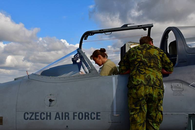 Praporčice Michaela Fričková, jediná technička letounů L-159 na čáslavské vojenské základně.