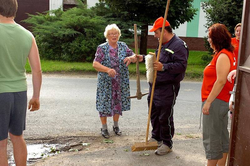 Močovičtí hasiči vezou pomoc do Jižních Čech