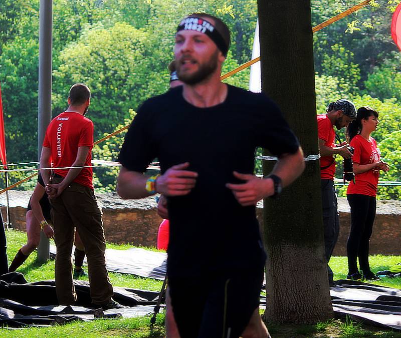 Závod Spartan race v Kutné Hoře odstartoval.