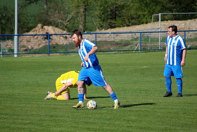 Z fotbalového utkání I.B třídy Suchdol - Sázava (1:3)