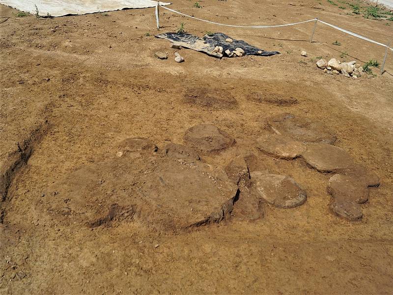 Archeologické nálezy v Církvici ukazují, že místo bylo velmi oblíbené a potvrzují osídlení již od eneolitu (4300-3900 př.n.l ). Na snímku je zachyceno žárové pohřebiště.