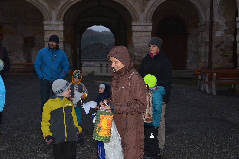 Ze Svatomartinského lampionového průvodu v Ratajích nad Sázavou.