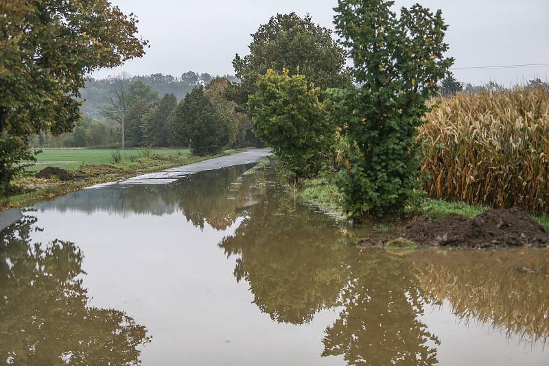 Zaplavená silnice mezi Vrdy a Vinicí ve čtvrtek 15. října 2020.