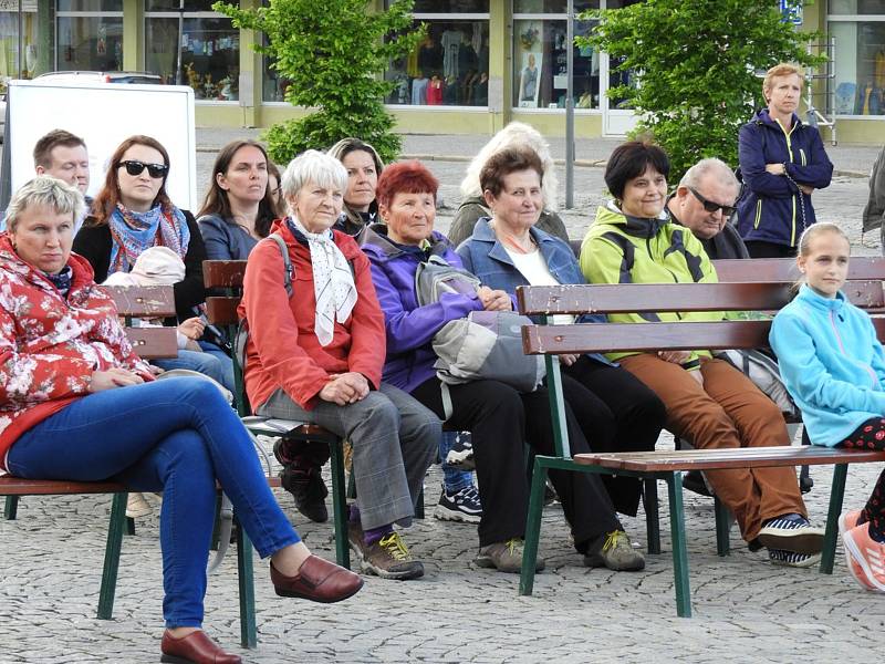 Z koncertu zpěváka Martina Maxy na náměstí Jana Žižky z Trocnova v Čáslavi.