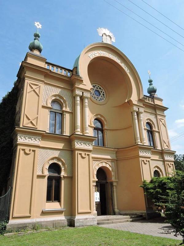 Marek Lauermann provede návštěvníky čáslavskou synagogou v rámci Dne židovských památek.