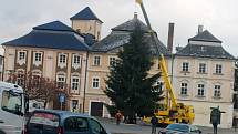Stavění vánočního stromu na Palackého náměstí v Kutné Hoře 23. listopadu 2015
