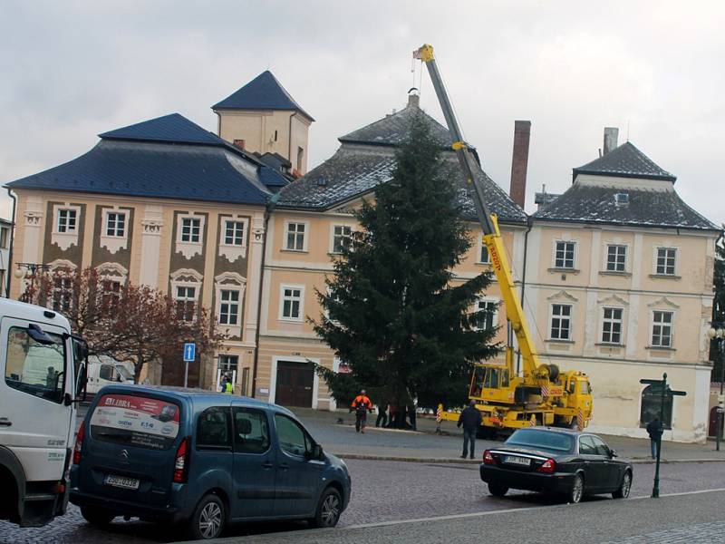 Stavění vánočního stromu na Palackého náměstí v Kutné Hoře 23. listopadu 2015