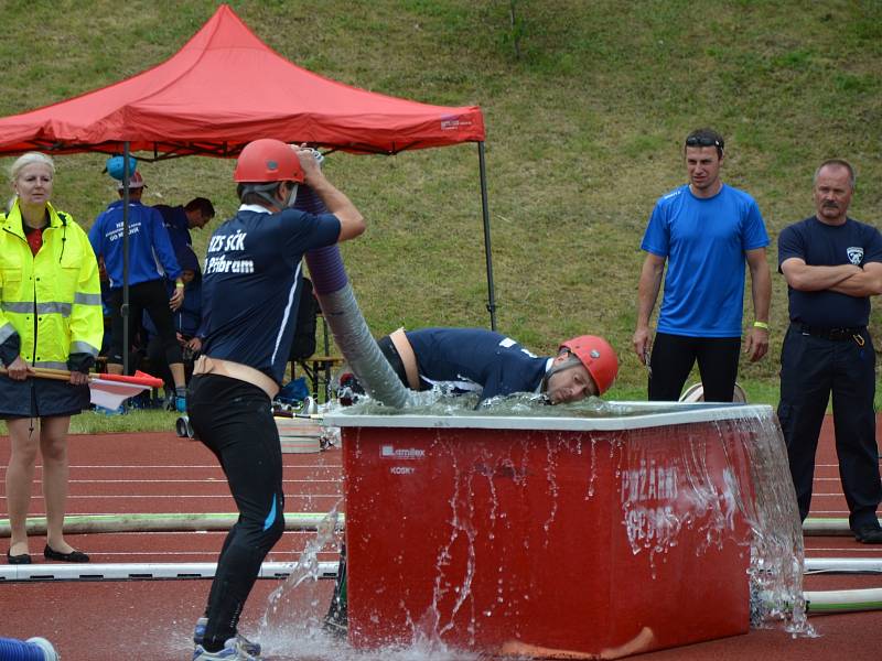 Z krajské soutěže v požárním sportu profesionálních a dobrovolných hasičů na stadionu Olympia v Kutné Hoře.