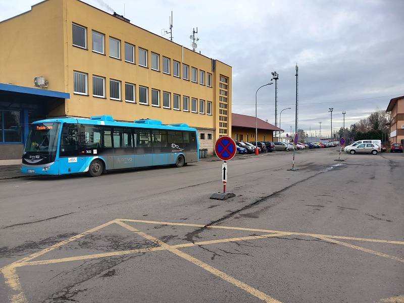 Autobusová zastávka u hlavního vlakového nádraží v Kutné Hoře.