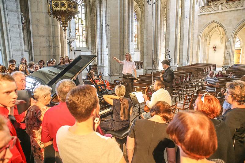 Mezinárodní hudební festival Kutná Hora: zkouška na koncert Okna v chrámu svaté Barbory.