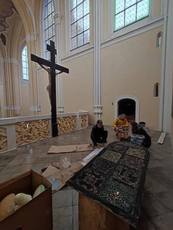 Z přípravy Výstavy jako z pohádky v podkroví katedrály Nanebevzetí Panny Marie a sv. Jana Křtitele v kutnohorském Sedlci.