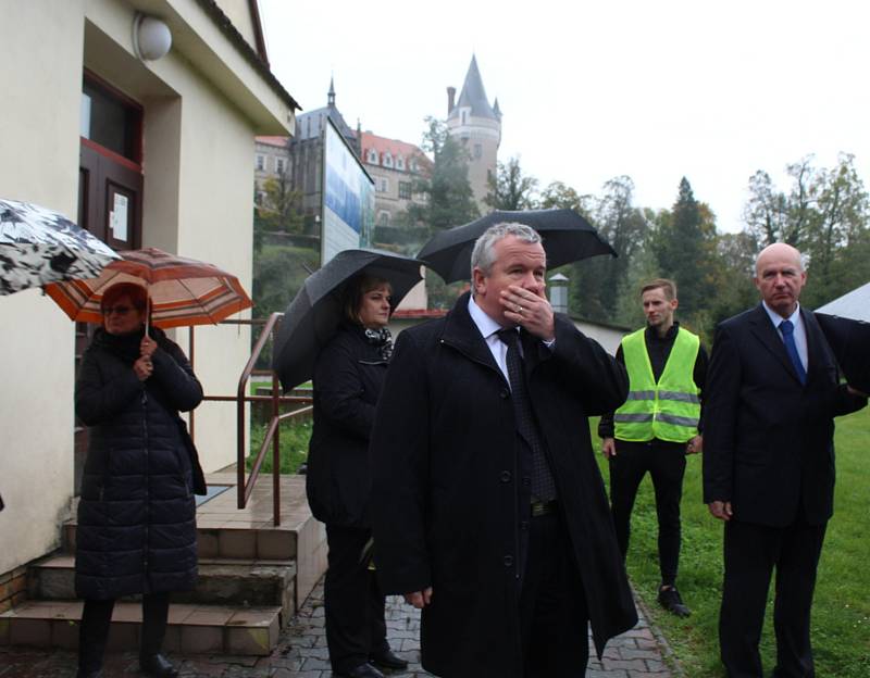 Lékaři ve Žlebech symbolicky pohřbili české ambulantní lékařství.