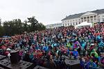 Náladu bejby pankáčům na festivalu Kefír deštivé počasí nezkazilo.