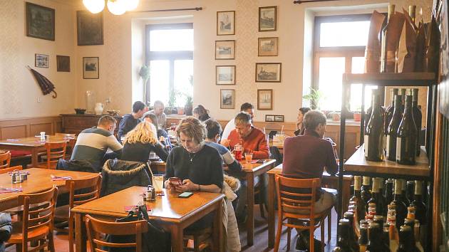 Restauracím stále ubývají hosté. Návštěvu si podle velké ankety Deníku odpírá stále více lidí. Ilustrační snímek
