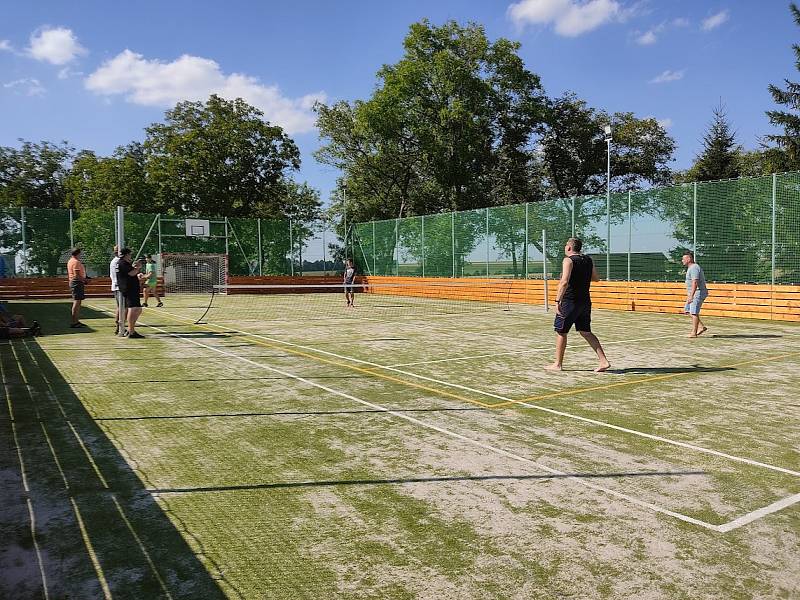 Ze slavnostního otevření víceúčelového hřiště v Onomyšli.