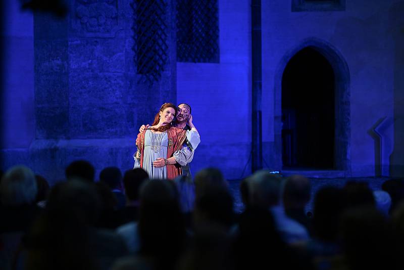 Z uvedení opery Otello na nádvoří Vlašského dvora v rámci festivalu Operní týden Kutná Hora.