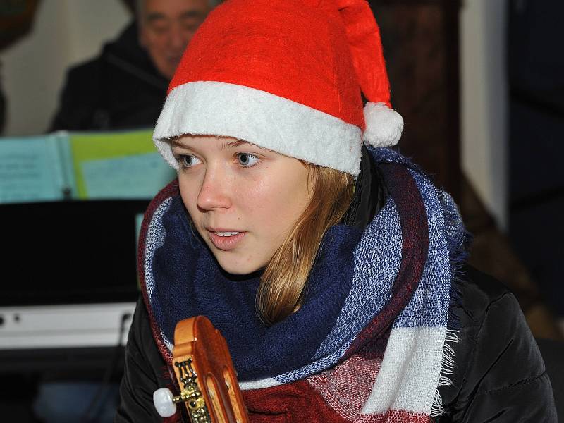 Adventní koncert žáků uhlířskojanovické základní umělecké školy v kostele sv. Václava v Jindicích.