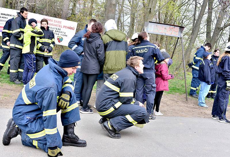 Na kopci Vysoká u Kutné Hory změřili síly hasiči v soutěži ve výstupu na místní rozhlednu.