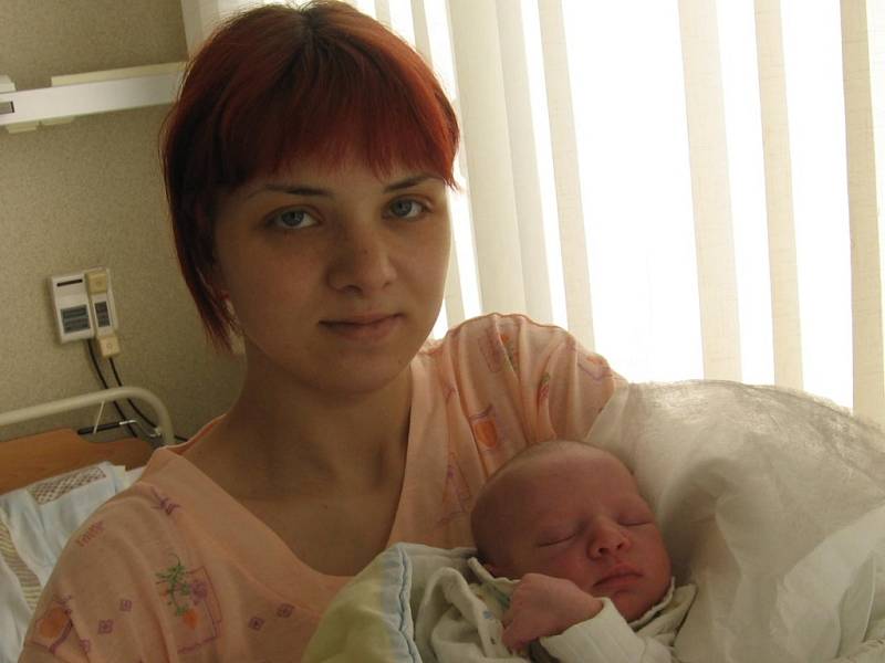 Denisa Cháberová se narodila 19. dubna v Čáslavi. Vážila 2900 gramů a měřila 48 centimetrů. Domů do Kluků si ji odvezli maminka Iveta a tatínek Stanislav.