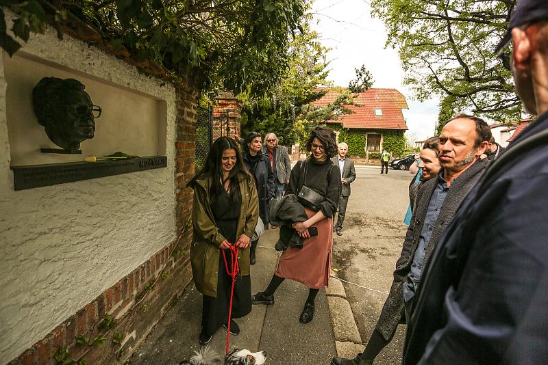 Ze slavnostního odhalení busty oscarového režiséra Miloše Formana na jeho rodné domě v Čáslavi.